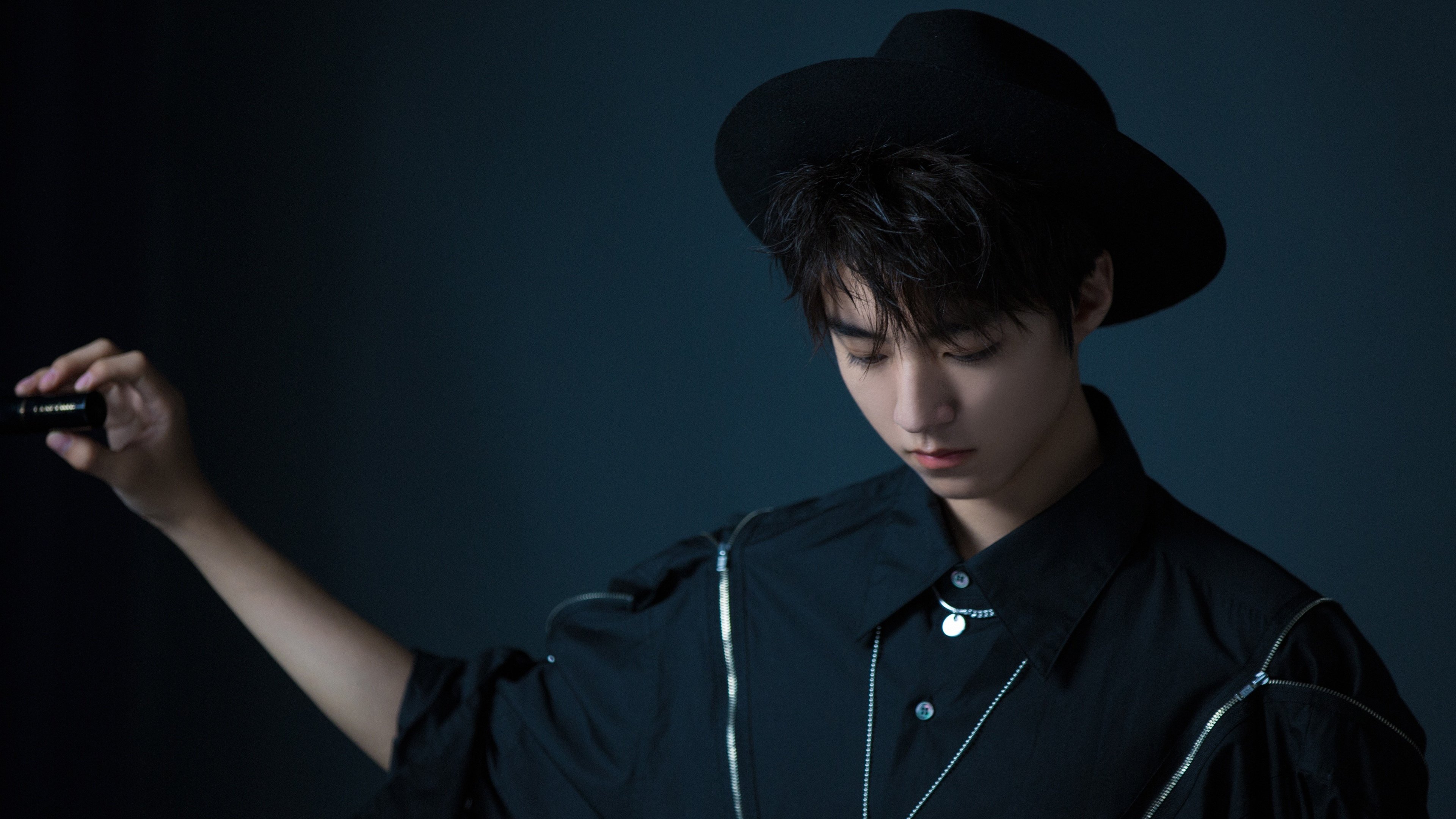 简：他的跑位无懈可击，频繁给对方防线制造麻烦