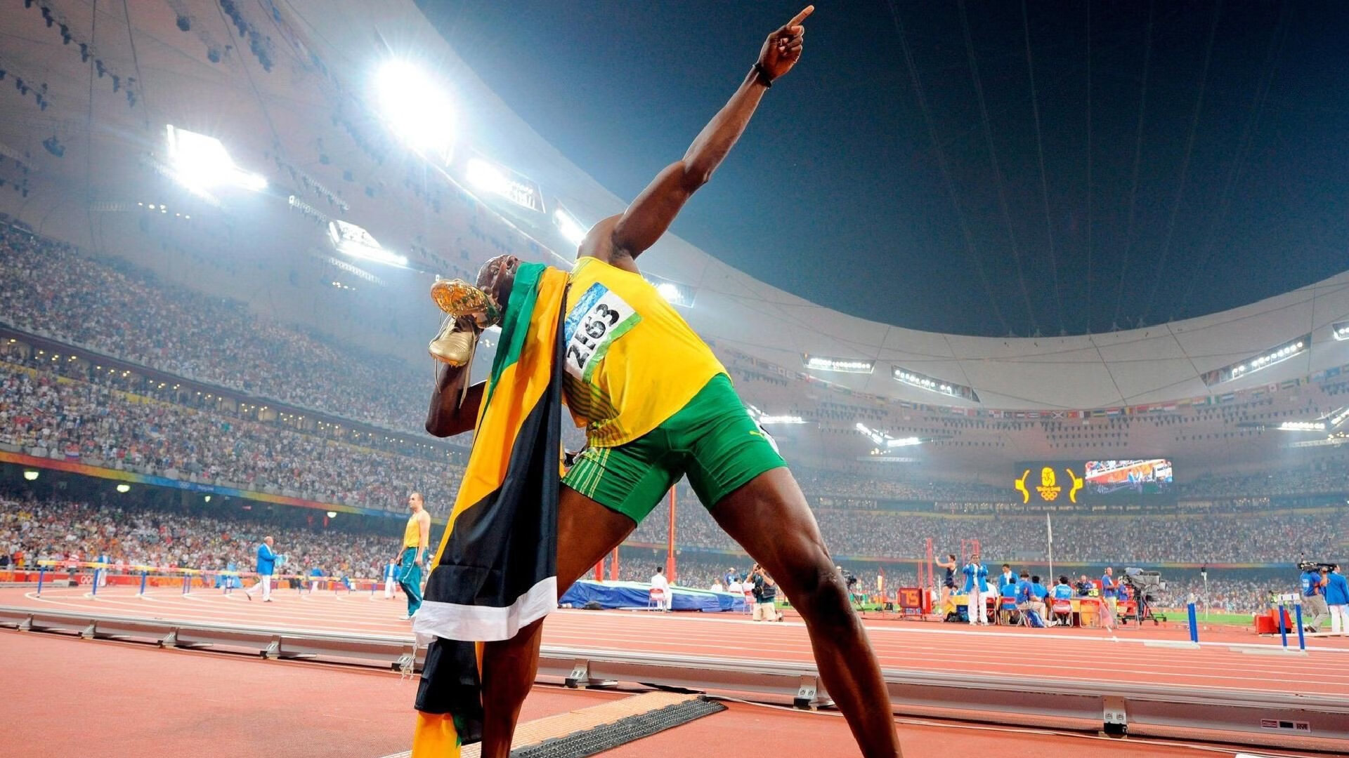 爱游戏全站-库兹马诺维奇在巴黎奥运会手球比赛中多次扑救点球，库兹马持球